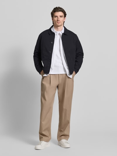 Männermodel trägt Hemdjacke aus Baumwoll-Mix mit Knopfleiste Modell 'BUCHAN' von Casual Friday, gerade Form, Ganzkörperansicht von vorne.