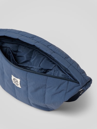 Produktfoto, Bauchtasche mit Label-Detail Modell 'SASJA' von MSCH Copenhagen in Dunkelblau mit Steppnähten und Reißverschluss, textilgepolsterte Oberfläche