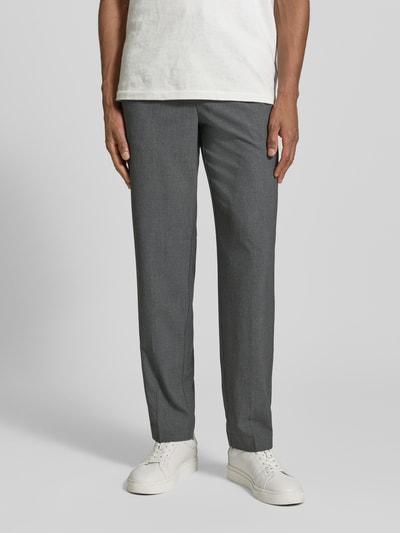 Männermodel trägt Relaxed Fit Hose mit elastischem Bund von Lindbergh in Grau, Material-Mix, gerades Bein, Ganzkörperansicht von vorne.