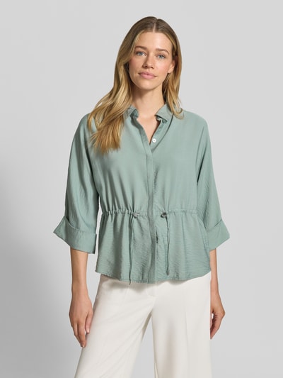 Kobiece modelka nosi Relaxed Fit Bluse aus Viskose-Mix mit Umlegekragen od Betty Barclay, miękki zielony odcień, 3/4-rękaw, tunel sznurkowy, damska bluzka, widok na cały przód, kontekst: długość pleców w rozmiarze 36: 64 cm, długość rękawa w rozmiarze 36: 41 cm