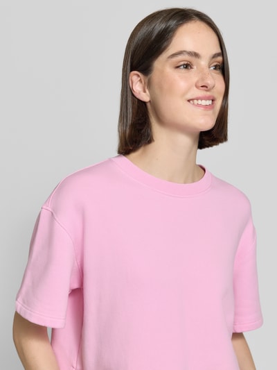 Frauenmodel trägt Oversized Sweatshirt mit 1/2-Arm von Rich & Royal in Hellrosa, Bio-Baumwoll-Mix, Nahaufnahme Oberkörper.