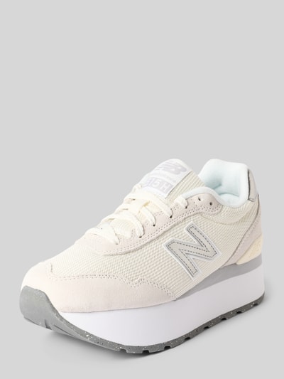 Produktfoto, Sneaker aus Leder-Mix mit Plateau von New Balance, abgerundete Form, Logo-Detail, profilierte Sohle, beige-graue Farbtöne.