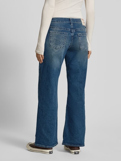 Frauenmodel trägt Jeans mit weitem Bein Modell 'BOBBY BAGGY' von TRUE RELIGION im Used-Look, Baumwoll-Elasthan-Mix, Ganzkörperansicht Rückansicht.