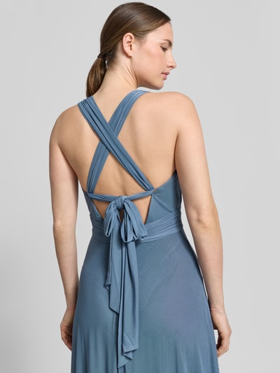 Vrouwenmodel draagt Maxikleid mit V-Ausschnitt und Taillenband van Jake*s Cocktail in blauw materiaalmix met stretch, getailleerd model, detailopname rugaanzicht.