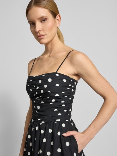 Frauenmodel trägt Midikleid mit Polka Dots Modell 'Eviana' von Forever New in Schwarz mit weißen Punkten, reine Baumwolle, Nahaufnahme Oberkörper.