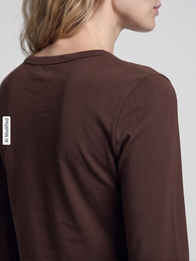 Frauenmodel trägt Regular Fit Langarmshirt aus reiner Baumwolle von Tom Tailor in Braun, glatte Textur, Detailaufnahme Rückenansicht, Damen Langarmshirt von Tom Tailor, KI-modifiziertes Bild.