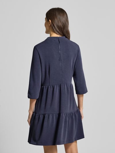 Vrouwenmodel draagt knielanges Freizeitkleid mit hochgeschlossenem Ausschnitt van s.Oliver BLACK LABEL, unifarben, loose fit, driekwartmouwen, Nahtreißverschluss, rugaanzicht volledige lichaamsopname.