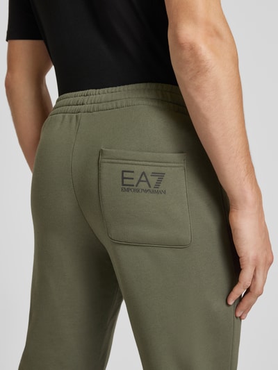 EA7 Emporio Armani Regular Fit Sweatpants mit elastischem Bund Oliv 3