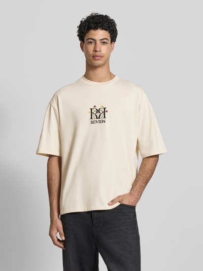 Männermodel trägt Oversized Fit T-Shirt mit Logo-Stitching von REVIEW aus reiner Baumwolle, florales Stitching, Rundhalsausschnitt, Vorderansicht Oberkörperansicht.
