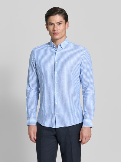 Männermodel trägt Slim Fit Freizeithemd aus Leinen-Mix Modell 'Stone' von CINQUE mit blau-weißen Streifen, Ganzkörperansicht von vorne. Freizeithemd mit Baumwoll-Anteil, Button-Down-Kragen, Langärmelig, Rückenlänge bei Größe M 75 cm, Schulterbreite 46 cm, Ärmellänge 67 cm.