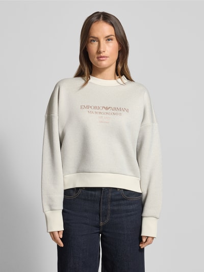 Frauenmodel trägt Oversized Sweatshirt mit gerippten Abschlüssen von Emporio Armani, Baumwoll-Viskose-Mix, Rundhalsausschnitt, Label-Print, Ganzkörperansicht von vorne.