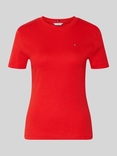 Produktfoto, Slim Fit T-Shirt aus reiner Baumwolle von Tommy Hilfiger, efekt: jednolity kolor, krój slim fit, wyhaftowane logo, okrągły dekolt, krótki rękaw, wykończenie: dżersej, materiał: czysta bawełna
