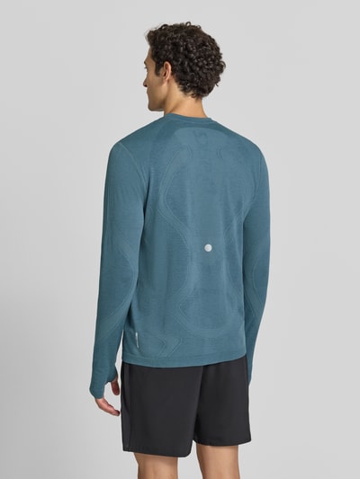 Männermodel trägt Longsleeve mit Logo-Print und Rundhalsausschnitt von ASICS, gerade geschnitten, Rückenansicht, Ganzkörperansicht Rückansicht.