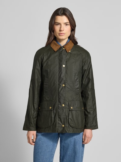 Frauenmodel trägt Wachsjacke aus reiner Baumwolle von Barbour, Optik: Regular-Fit, Umlegekragen, wasserdicht, feine Webstruktur, Ganzkörperansicht von vorne.