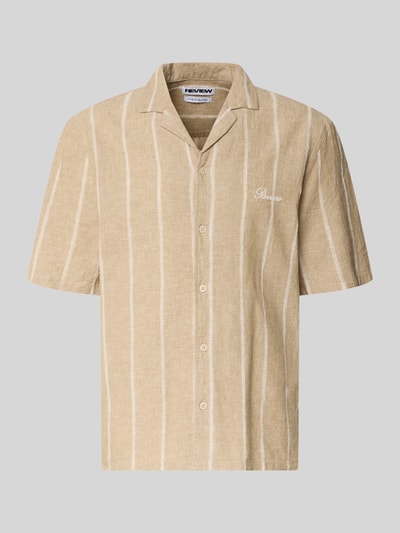 Produktfoto, Regular Fit Freizeithemd aus Baumwoll-Leinen-Mix mit Reverskragen von REVIEW, beige mit weißen Streifen, strukturierte Oberfläche, Allover-Look, Label-Stitching, kurze Ärmel, vorne zugeknöpft, neutraler Hintergrund.