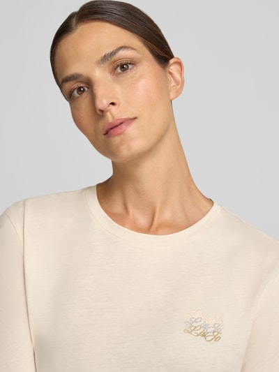 Vrouwenmodel draagt Regular Fit Longsleeve met Label-Stitching van Liu Jo White in puur katoen, ronde hals, ruglengte maat S 57 cm, nahaufnahme bovenlichaam.