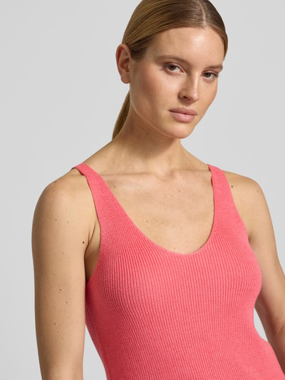Vrouwenmodel draagt Regular Fit Strick-Top aus Viskose-Mix model 'NEWLEX' van Vero Moda, look: effen, V-hals, brede bandjes, knitwear, viscosemix, materiaalverwerking: knitwear. Nahaufnahme bovenlichaam.