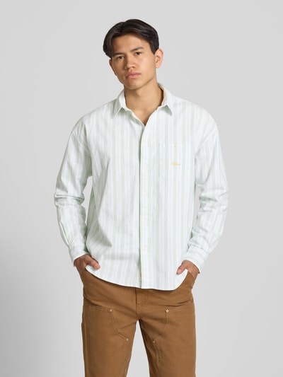 Mannenmodel draagt Regular Fit vrijetijdsoverhemd met borstzak van BLKVIS, katoenmix, gestikt logo, lange mouwen, kentkraag, voorkant, Nahaufnahme Oberkörper.