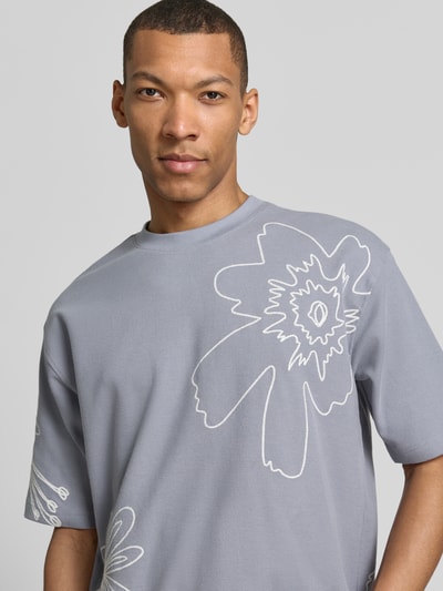 Männermodel trägt T-Shirt mit Motiv-Stitching von JAKE*S STUDIO MEN aus Baumwoll-Mix mit Stretch-Anteil, Regular-Fit, Rundhalsausschnitt, blaugrau mit weißen Linien, Nahaufnahme Oberkörper.