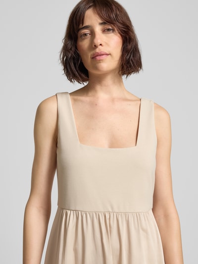 Frauenmodel trägt Midikleid aus Baumwoll-Mix mit Karree-Ausschnitt von comma in Beige, A-Linie, glatte Textur, Nahaufnahme Oberkörper.