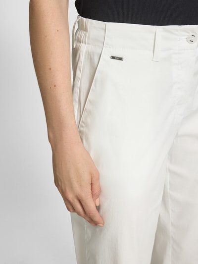 Brax Broek in verkorte pasvorm met labeldetail, model 'MAINE' Offwhite - 3