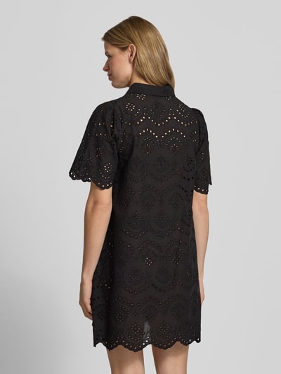 Frauenmodel trägt Ausgestelltes Freizeitkleid aus reiner Baumwolle Modell 'VALAIS' von Only in Optik: Unifarben, Mini-Länge, Hemdkragen, Knopfleiste, Gewebte Details, Kurzarm, Stoff mit feiner Lochstruktur und weicher Textur, Rückansicht Ganzkörperansicht.