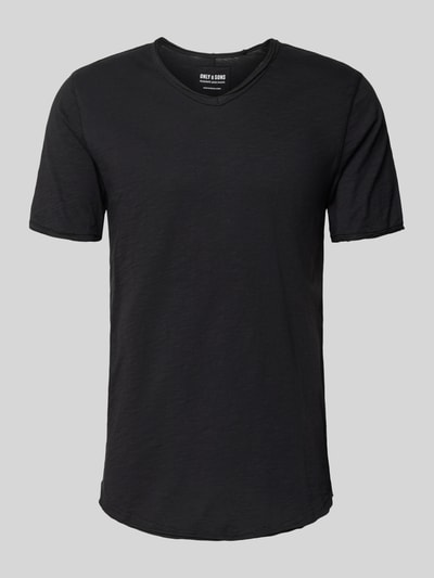 Produktfoto, Regular Fit T-Shirt aus reiner Baumwolle Modell 'BENNE LONGY' von Only & Sons, czarny, jednolity kolor, krój regular fit, V-dekolt, krótkie rękawy z podwinięciem, dół z podwinięciem, materiał bawełniany