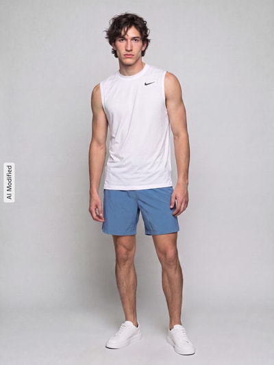 Männermodel trägt weißes Regular Fit T-Shirt mit Logo-Print von Nike, Herren Sport-T-Shirt, blaue Shorts, Ganzkörperansicht von vorne, KI-modifiziertes Bild.