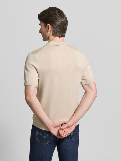 Männermodel trägt Regular Fit Poloshirt mit Knopfleiste Modell 'BELLS' von Casual Friday, beigefarbener Baumwoll-Lyocell-Mix, Ganzkörperansicht Rückansicht.