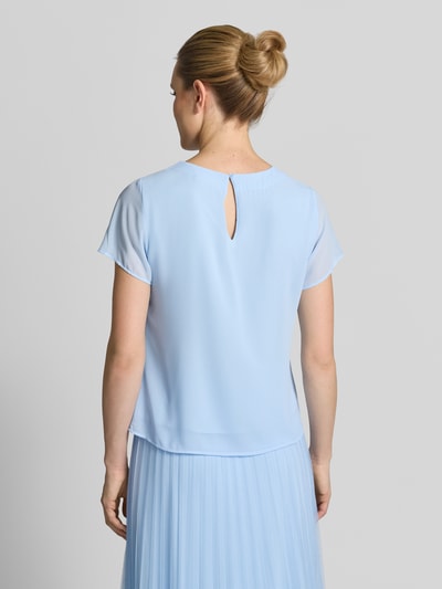 Frauenmodel trägt Loose Fit Blusenshirt aus Chiffon von s.Oliver BLACK LABEL in Hellblau, unifarben, kurzarm, Schlüssellochausschnitt, Ganzkörperansicht Rückansicht.