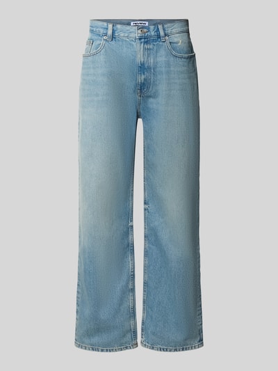 Produktfoto, Baggy Fit Jeans mit Knopfverschluss von REVIEW aus reiner Baumwolle, 5-Pocket-Design, hellblaue Waschung, glatte Struktur, Vorderansicht
