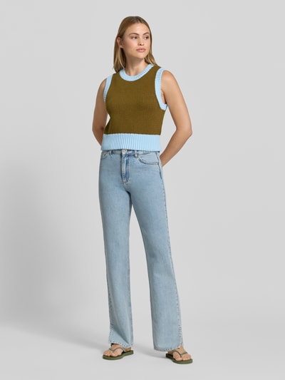 Frauenmodel trägt Straight-Leg-Denim mit Schlitzdetail - curated by Mary Braun von Style Icon Collection in heller Denimoptik mit Eingrifftaschen, Bundweite bei Größe 36: 38 cm, Innenbeinlänge bei Größe 36: 85 cm, Ganzkörperansicht von vorne.