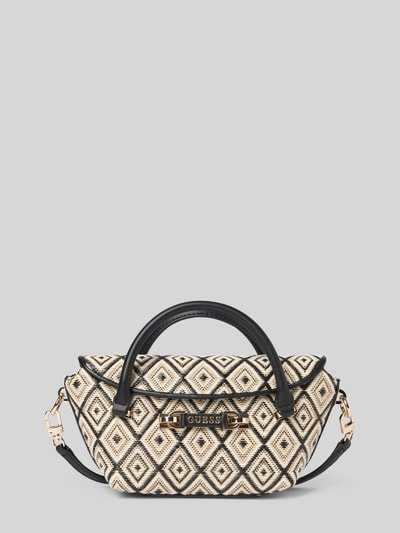 Produktfoto, Bauchtasche mit Viskose-Anteil Modell 'Sophia' von Guess in Flecht-Optik mit Logo-Detail, Magnetverschluss, Hauptfach mit Überschlag, abnehmbarer Trageriemen, schwarze und cremeweiße Farben, Maße 27 cm Breite, 14 cm Länge, 8 cm Tiefe, Schulterriemen 120 cm.