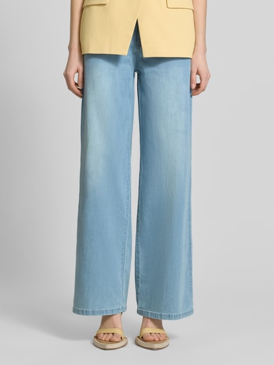 Frauenmodel trägt Wide Leg Jeans mit Bindegürtel von Buena Vista, hellblauer Baumwoll-Mix mit Seiden-Anteil, Eingrifftaschen, Nahaufnahme Unterkörper, Ganzkörperansicht von vorne.
