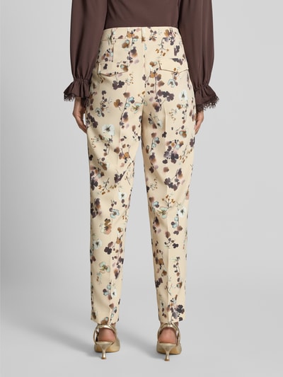 Vrouwenmodel draagt Feminine Fit Hose im Allover-Look van Marc Cain, Materiaalmix met stretch, high waist, bandplooien, all-over look, binnenbeenlengte maat 36: 74 cm, bandwijdte maat 36: 27 cm. Ganzlichaamsaanzicht achteraan.