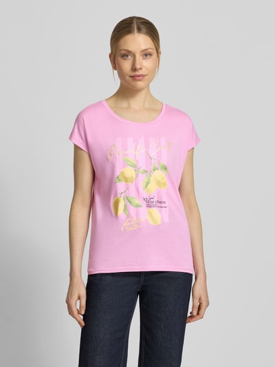 Frauenmodel trägt Damen T-Shirt mit Motiv-Print von Christian Berg Woman in Rosa, Baumwoll-Viskose-Mix, Regular-Fit, Rundhalsausschnitt, Rückenlänge bei Größe S 57 cm, Ganzkörperansicht von vorne.