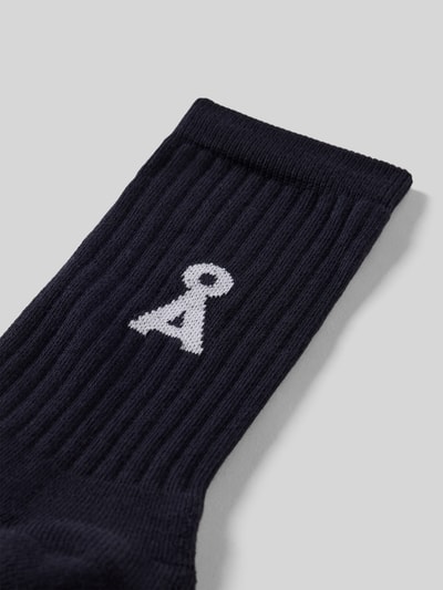 Productfoto, donkerblauwe uniseks Sokken uit katoenmix model 'SAAMUS BOLD' van Armedangels, uni kleur met label-details en geribde boordafwerking, stretchmateriaal.