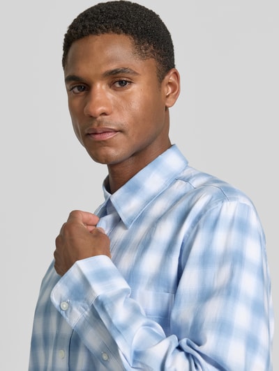 Męski model nosi Regular Fit Freizeithemd aus reiner Baumwolle Modell 'BOB' od SELECTED HOMME, jasnoniebieska krata, widok z przodu, zbliżenie górnej części ciała.