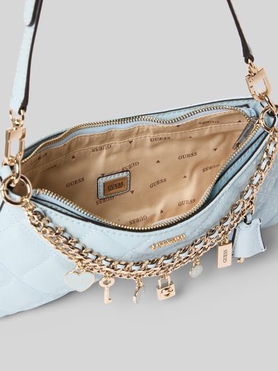 Produktfoto, Shoulder Bag mit Logo-Detail Modell 'Libby' von Guess in hellblauer Leder-Optik mit goldfarbenem Zier-Detail, Hauptfach mit Reißverschluss, abnehmbarer Schulterriemen, Breite 30 cm, Länge 16 cm, Tiefe 5 cm, Länge Schulterriemen 55 cm, Innenfutter mit Markenlogo und goldfarbener Kette.