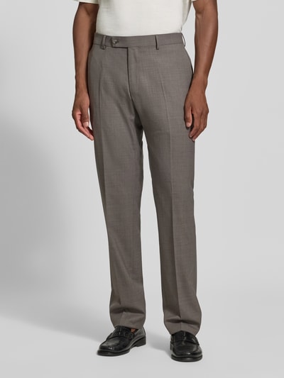 Männermodel trägt Slim Fit Anzug aus Schurwoll-Mix von HECHTER PARIS in Grau, glatte Textur, Hose mit Bügelfalten, Nahaufnahme Unterkörper.