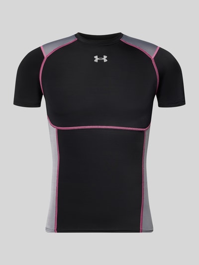 Produktfoto, czarne t-shirt Slim Fit Sport-T-Shirt mit Kontrastnähten Modell 'HeatGear®' od Under Armour, męski t-shirt sportowy, szare i różowe kontrastowe przeszycia