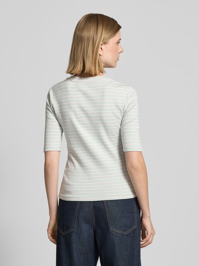 Frauenmodel trägt Longsleeve mit 3/4-Arm und V-Ausschnitt von Christian Berg Woman aus Baumwoll-Mix mit Stretch-Anteil, Straight Fit, Rückenlänge bei Größe S 54 cm, dezente Streifen in Hellblau und Weiß, glatte Struktur, Ganzkörperansicht Rückansicht.