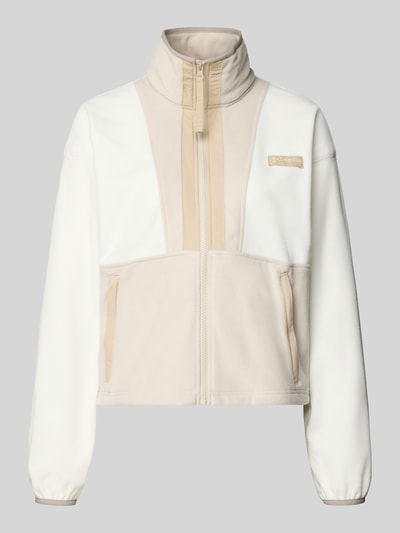 Produktfoto, Cropped Fleecejacke mit Label-Patch Modell 'Backbowl™' von Columbia, krój prosty, krój krótki, stójka, zamek błyskawiczny, naszywka z logo, elastyczne zakończenia rękawów, wpuszczane kieszenie, długość tyłu w rozmiarze S: 52 cm, szerokość ramion w rozmiarze S: 55 cm, szerokość klatki piersiowej w rozmiarze S: 57 cm, długość rękawów w rozmiarze S: 56 cm, jasne odcienie beżu i bieli, gładka tekstura.