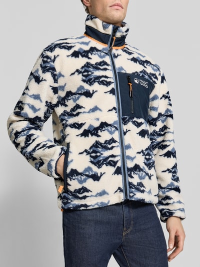 Mannmodel draagt Regular Fit Fleecejacke met opstaande kraag van NAUTGÅRD, fleece, witblauw met zwart patroon, gestikt logo, Napoleonzak, Ruglengte maat M: 70 cm, schouderbreedte: 51 cm, borstwijdte: 59 cm, mouwlengte: 65 cm, Ganzkörperaanzicht van voren.