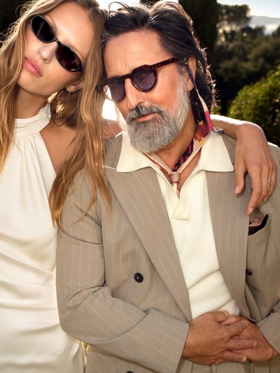 Männermodel trägt Slim Fit Anzugsakko mit Nadelstreifen-Muster Modell 'SLIM-LIAM' von SELECTED HOMME, Ganzkörperansicht von vorne, beige mit feinen weißen Nadelstreifen, doppelreihige Knopfleiste, steigender Reverskragen, Langarm, Pattentaschen, Brustleistentasche, Doppelschlitz, Optik:Allover-Muster, Passform: Slim Fit, strukturierter Anzug-Stoff.