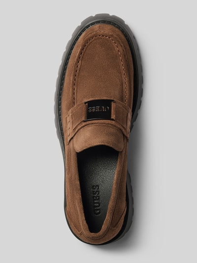Produktfoto, loafersy z naturalnej skóry model 'Gorizia' od GUESS, brązowe, profilowana podeszwa, detal z logo, Wysokość obcasa w rozmiarze 44: 4 cm, Wysokość cholewki w rozmiarze 44: 7 cm, Szerokość w rozmiarze 44: 12 cm