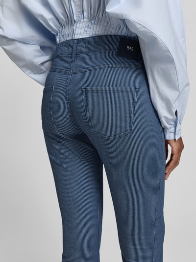 Kobiece modelka nosi Caprihose im Allover-Look Modell 'Summer Clean' von MAC, niebieski wzór paskowy, bawełniana mieszanka ze stretchem, krój slim fit, kieszenie, szerokość w rozmiarze 36: 40 cm, długość nogawki wewnętrznej w rozmiarze 36: 44 cm, zdjęcie całej sylwetki z tyłu.