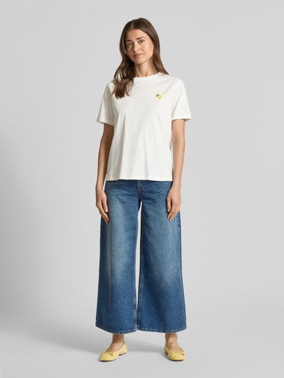Frauenmodel trägt Damen T-Shirt mit Rundhalsausschnitt Modell 'SYBILLA' von Vila aus Reine Baumwolle, Regular-Fit, Stitching, weiß, Ganzkörperansicht von vorne.