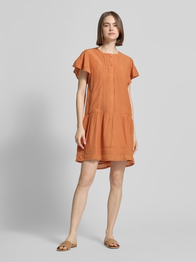 Frauenmodel trägt Mini-Freizeitkleid aus Baumwoll-Viskose-Mix Modell 'DESTIN' von Pepe Jeans, Optik: Unifarben, Regular-Fit, Mini-Länge, Rundhals-Ausschnitt, Lochstrick-Einsätze und Lochstrick-Besatz, Schmetterlingsärmel, Kurzarm, glatte Textur, Ganzkörperansicht von vorne.