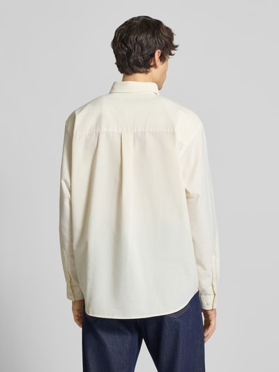 Männermodel trägt Modern Fit Freizeithemd mit Brusttasche Modell 'NORREBRO' von Jack & Jones aus Baumwoll-Mix, Rückansicht, Ganzkörperansicht Rückansicht.